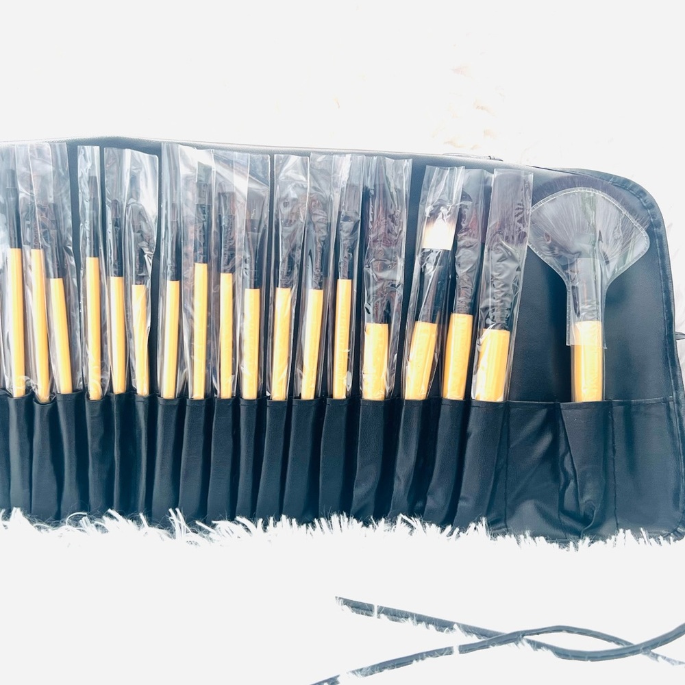 32 PCS MAKEUP BRUSH SET WITH POUCH